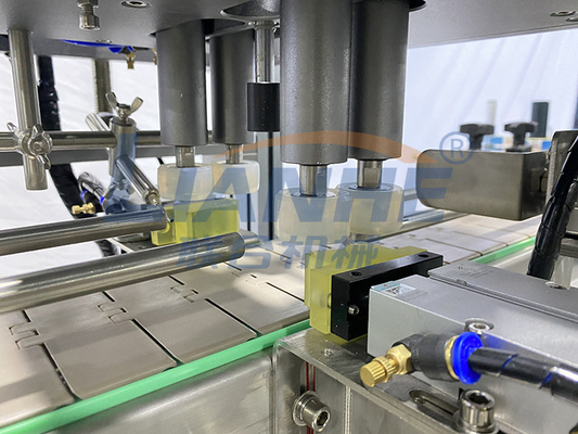 línea de etiquetado que capsula de relleno del pistón automático líquido de la máquina de rellenar de la botella 250ml
